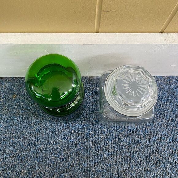 Vintage 2 glass jars one clear and one green W/lids - Picture 2 of 15